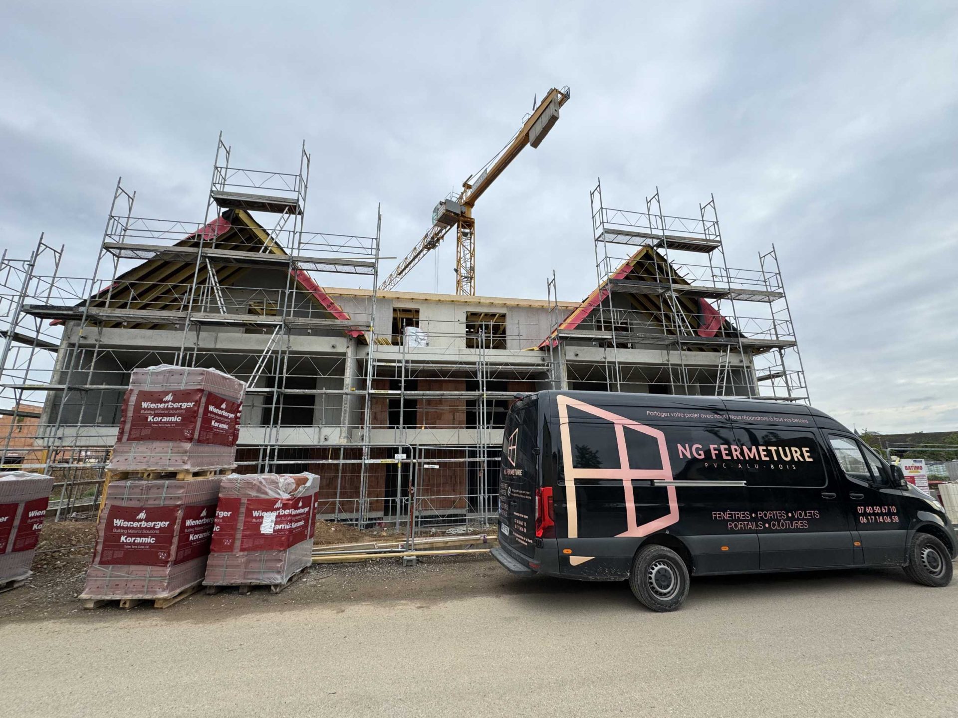 construction d'une maison avec le cygne devant elle