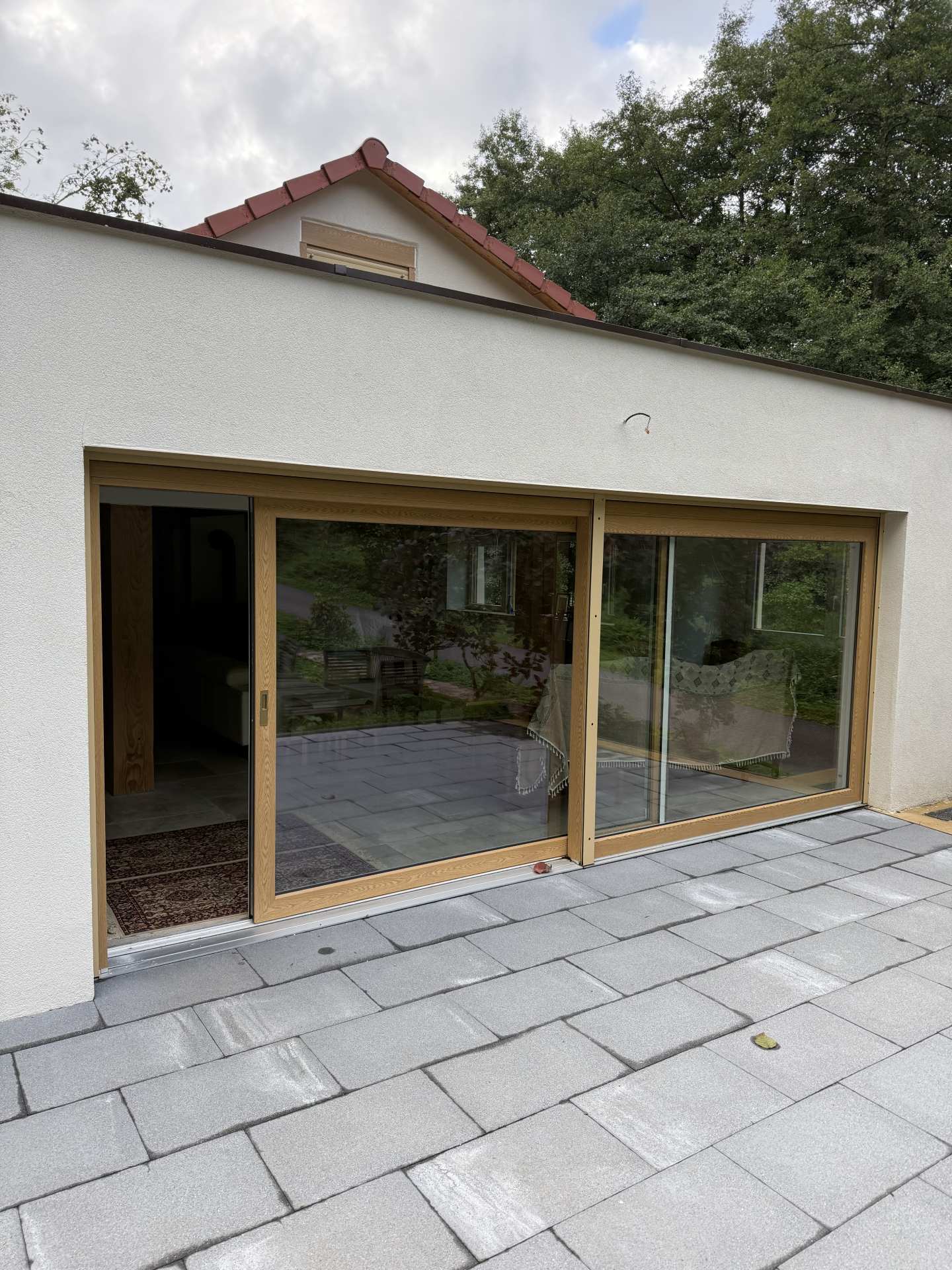 Côté avant droit, 2 fenêtres avec porte coulissante